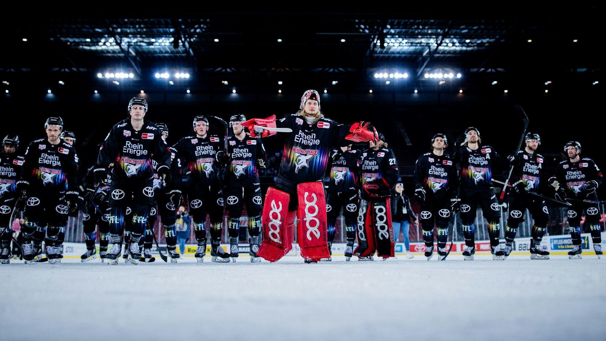 Kölner Haie: Die Spieler um Torwart Mirko Pantkowski (M) lassen sich nach dem 5:2-Sieg von den Fans feiern.