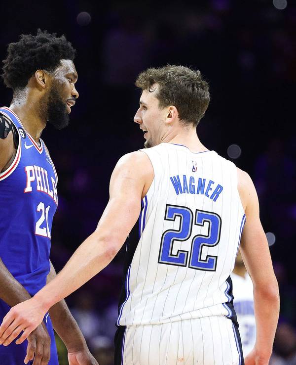 Joel Embiid von den Philadelphia 76ers unterhält sich während eines NBA-Spiels mit Franz Wagner (Orlando Magic).