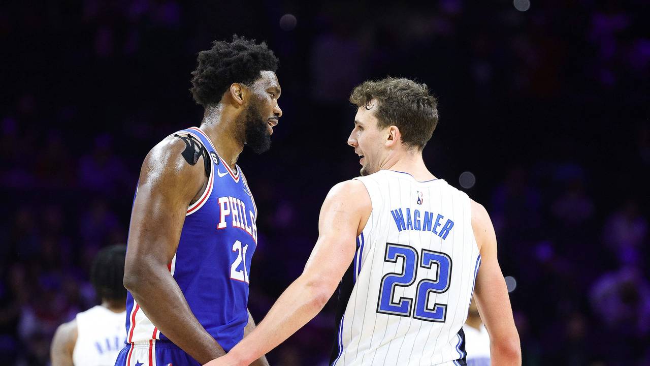Joel Embiid von den Philadelphia 76ers unterhält sich während eines NBA-Spiels mit Franz Wagner (Orlando Magic).