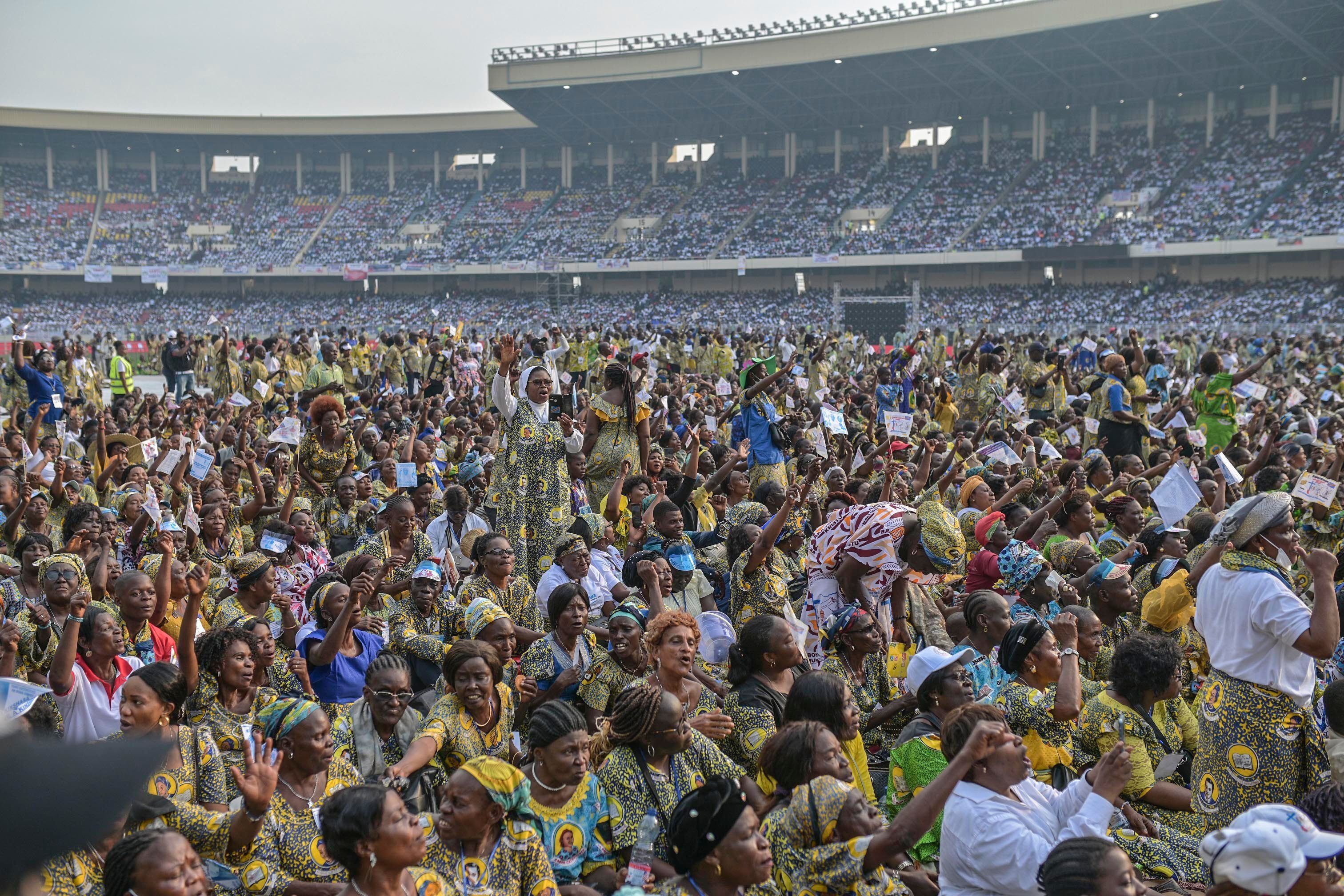Gläubige versammeln sich am 2. Februar 2023 im Märtyrerstadion. Der 

Papst trifft am dritten Tag seiner Afrika-Reise in der Demokratischen Republik Kongo junge Menschen im Stadion der Hauptstadt Kinshasa. Das Oberhaupt der katholischen Kirche will die Jugend des zentralafrikanischen Landes ermutigen, für die Gestaltung der Zukunft und für Frieden einzutreten.