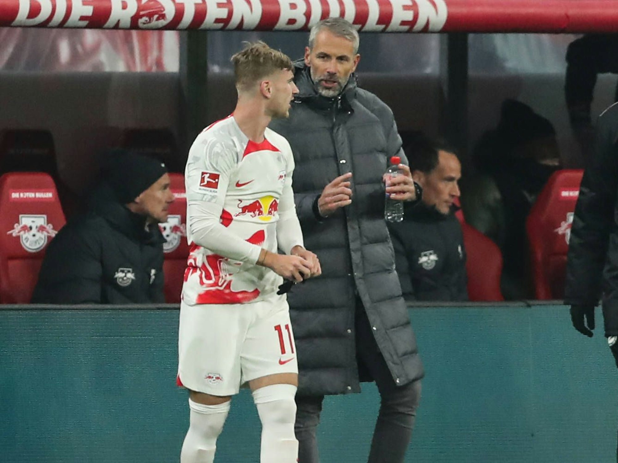 Marco Rose spricht mit Timo Werner.