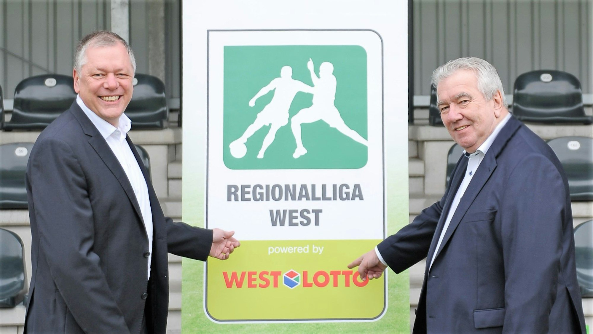 WestLotto-Geschäftsführer Andreas Kötter und WDFV-Präsident Peter Frymuth präsentieren das Logo Regionalliga West powered by WestLotto.