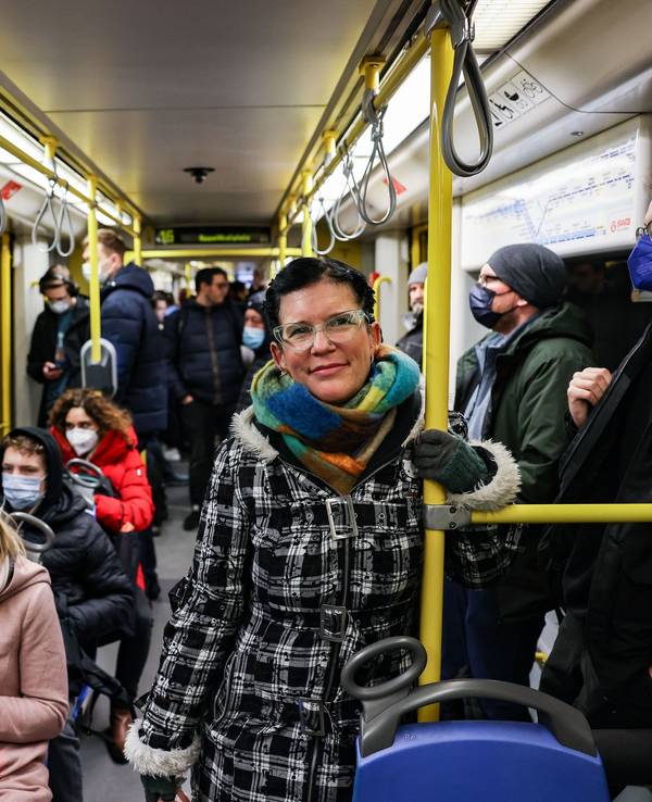 Ina Soboll (M) steht ohne Maske in der U-Bahn.