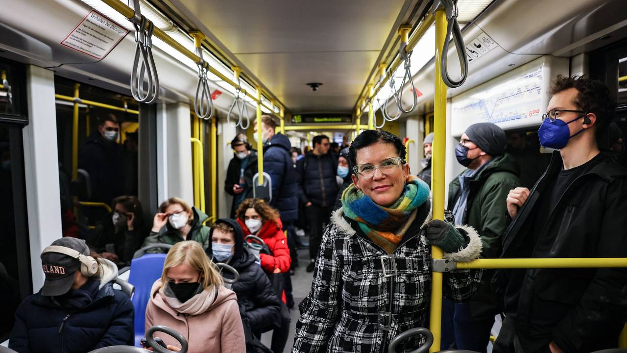 Ina Soboll (M) steht ohne Maske in der U-Bahn.