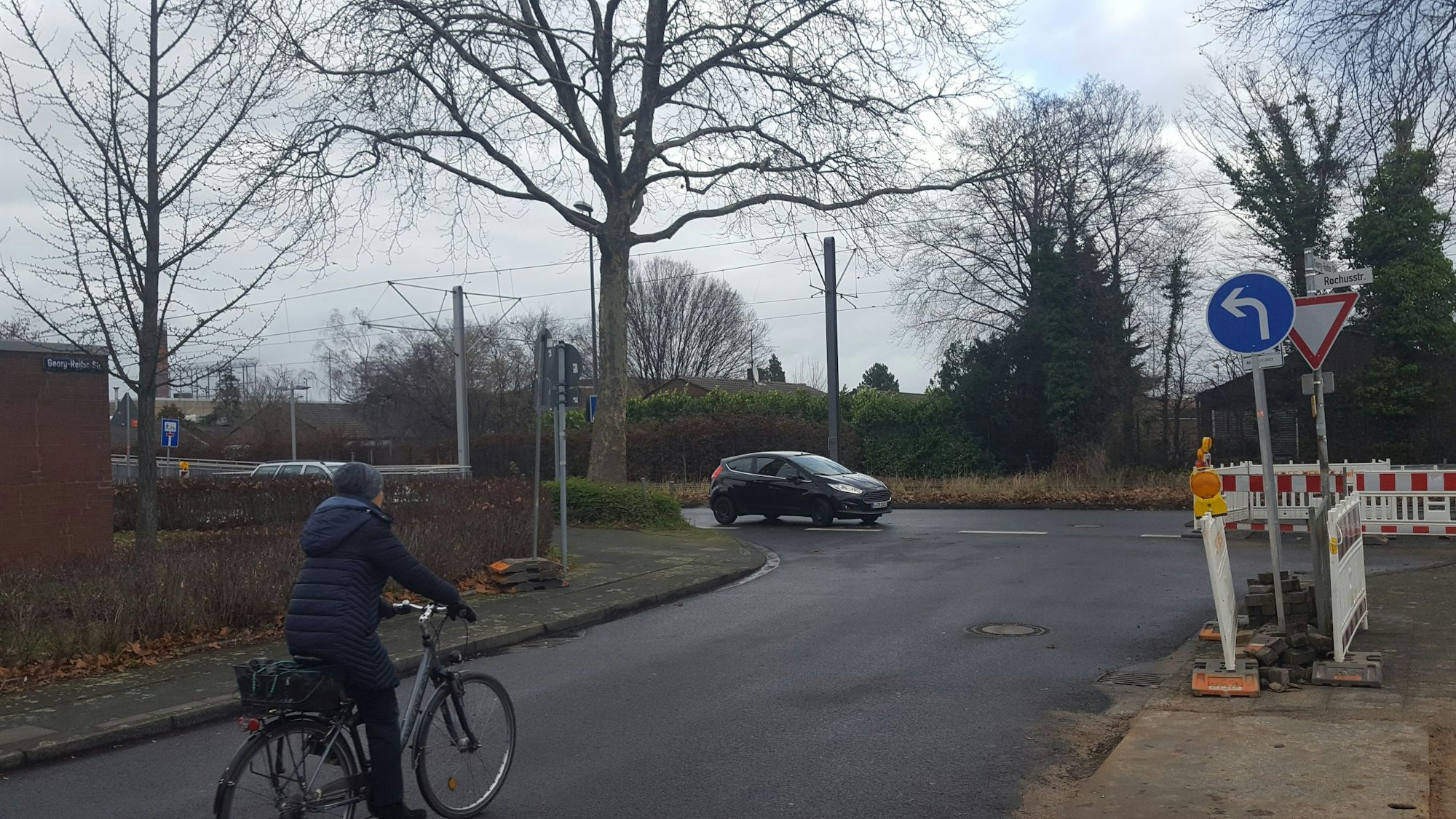 An der Rochusstraße in Ossendorf führt ein Abbiegeschild direkt in eine Sackgasse. Die Anwohner ärgern sich.