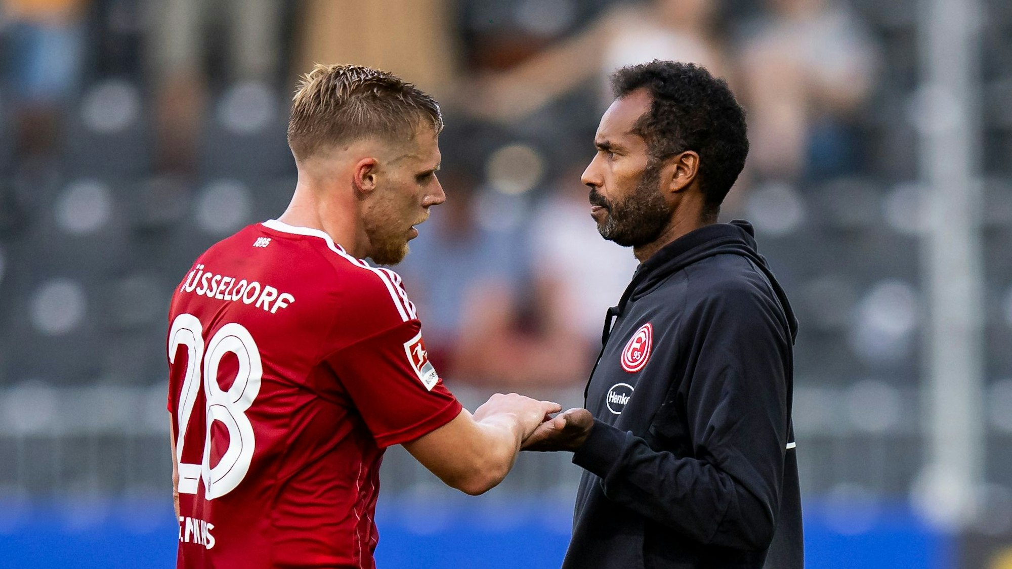 Düsseldorfs Rouwen Hennings und Düsseldorfs Trainer Daniel Thioune klatschen sich ab nach dem Spiel in Sandhausen.
