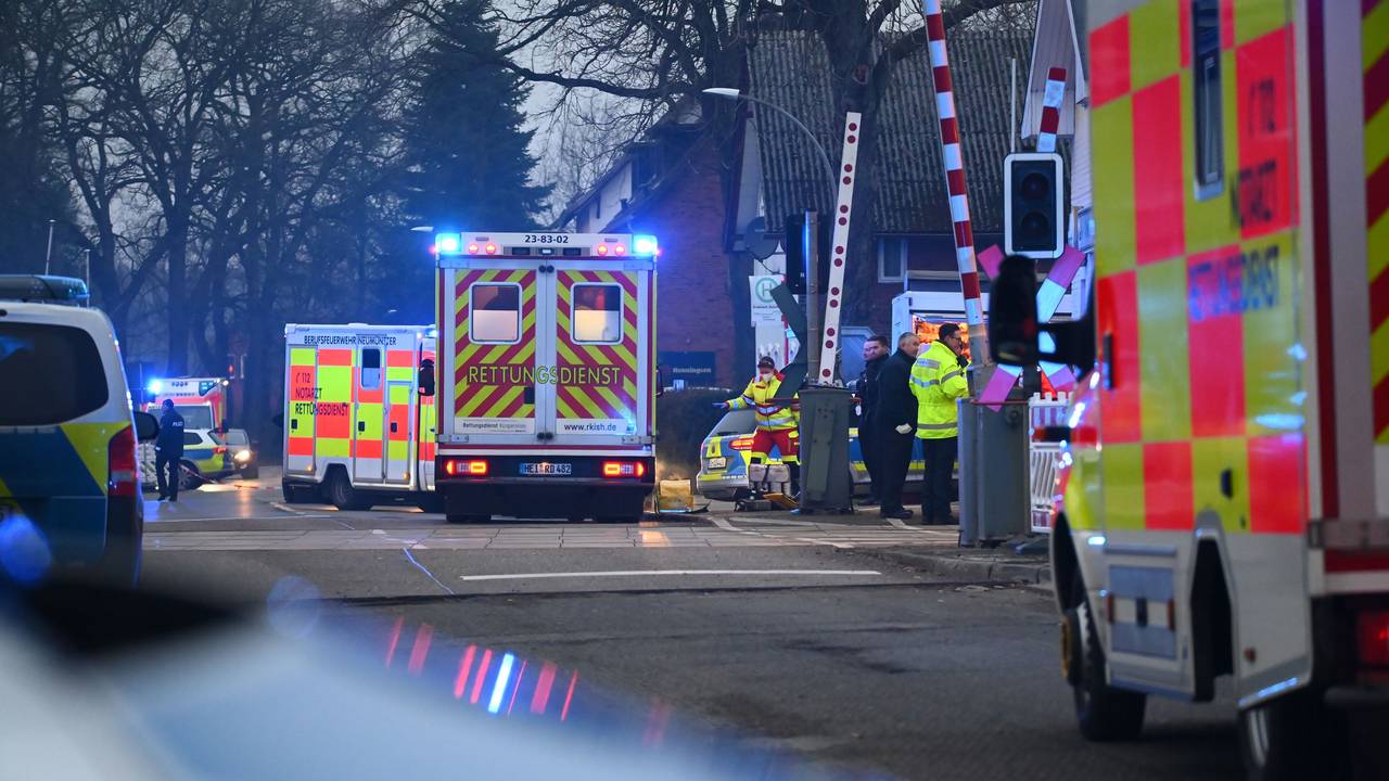 Einsatzkräfte der Polizei und Feuerwehr und Rettungsdienste sind an einem Bahnübergang im Einsatz.