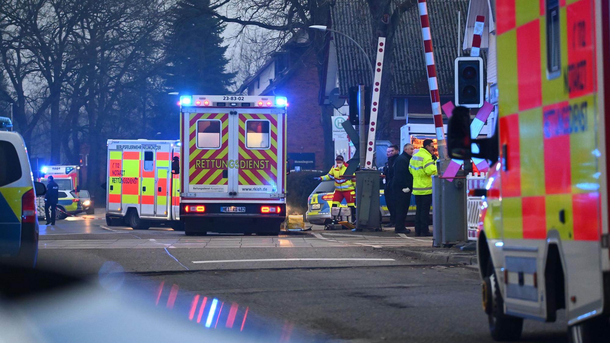 Einsatzkräfte der Polizei und Feuerwehr und Rettungsdienste sind an einem Bahnübergang im Einsatz.