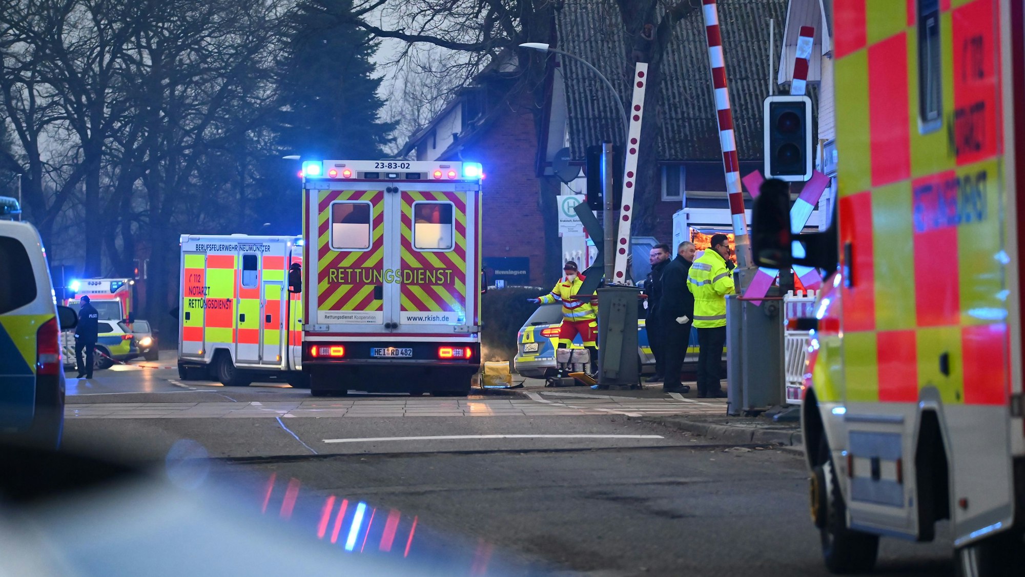 Einsatzkräfte der Polizei und Feuerwehr und Rettungsdienste sind an einem Bahnübergang im Einsatz.