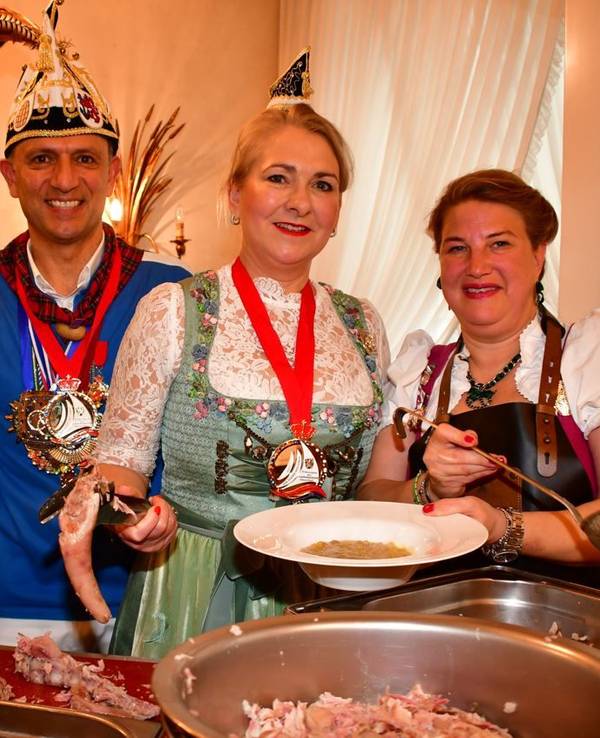Vier Personen beim Schwänzkes-Essen in Düsseldorf.