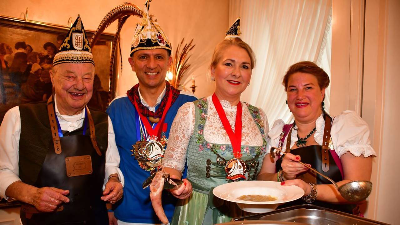 Vier Personen beim Schwänzkes-Essen in Düsseldorf.