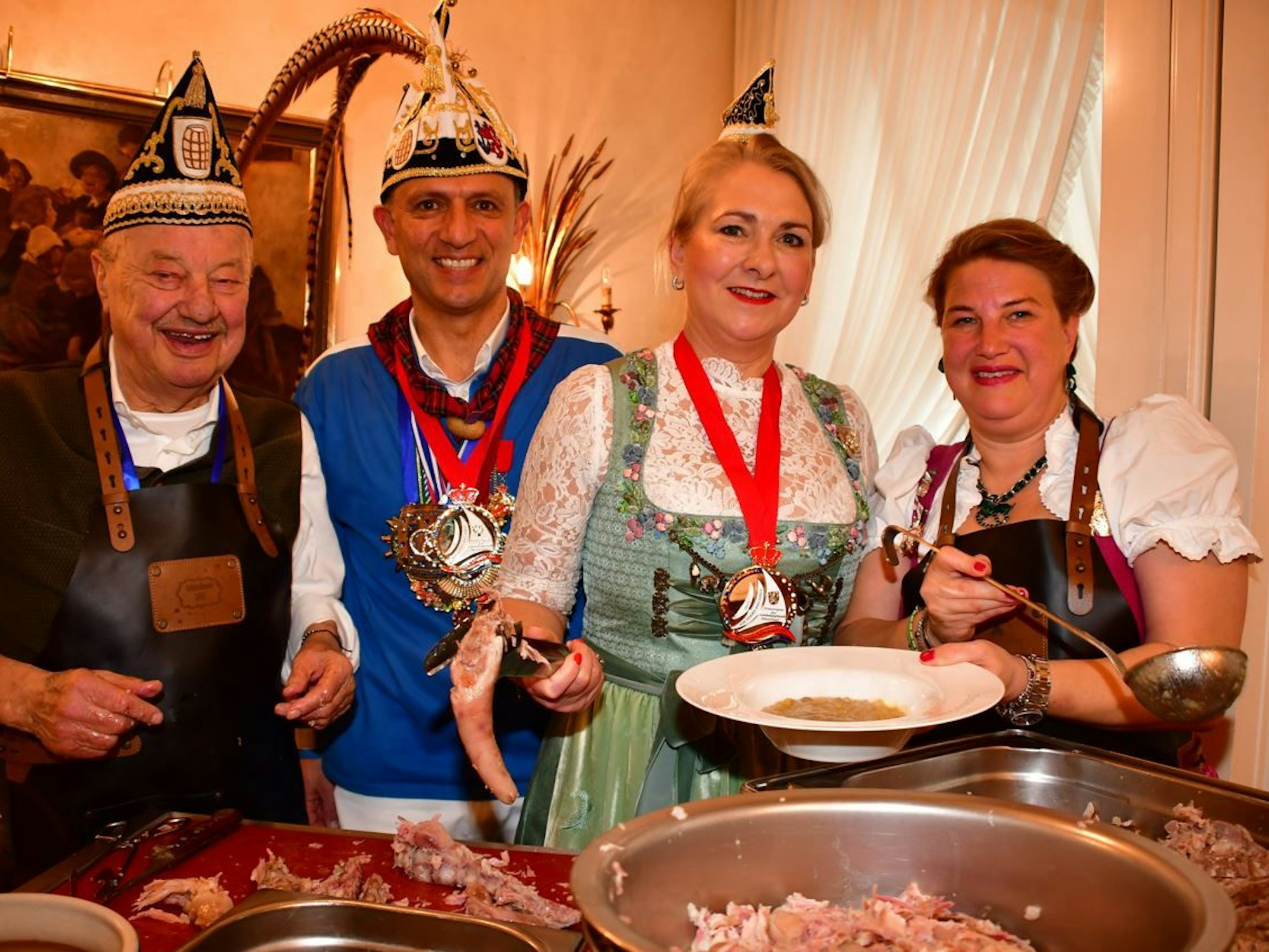 Vier Personen beim Schwänzkes-Essen in Düsseldorf.