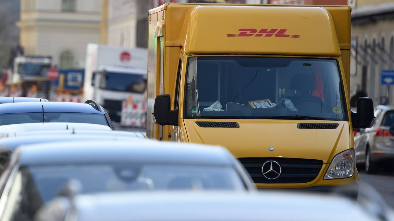 Nach einer Lieferung von DHL (hier ein Foto von einem Lieferfahrzeug) meldet sich eine Kundin mit einer Beschwerde bei dem Unternehmen.