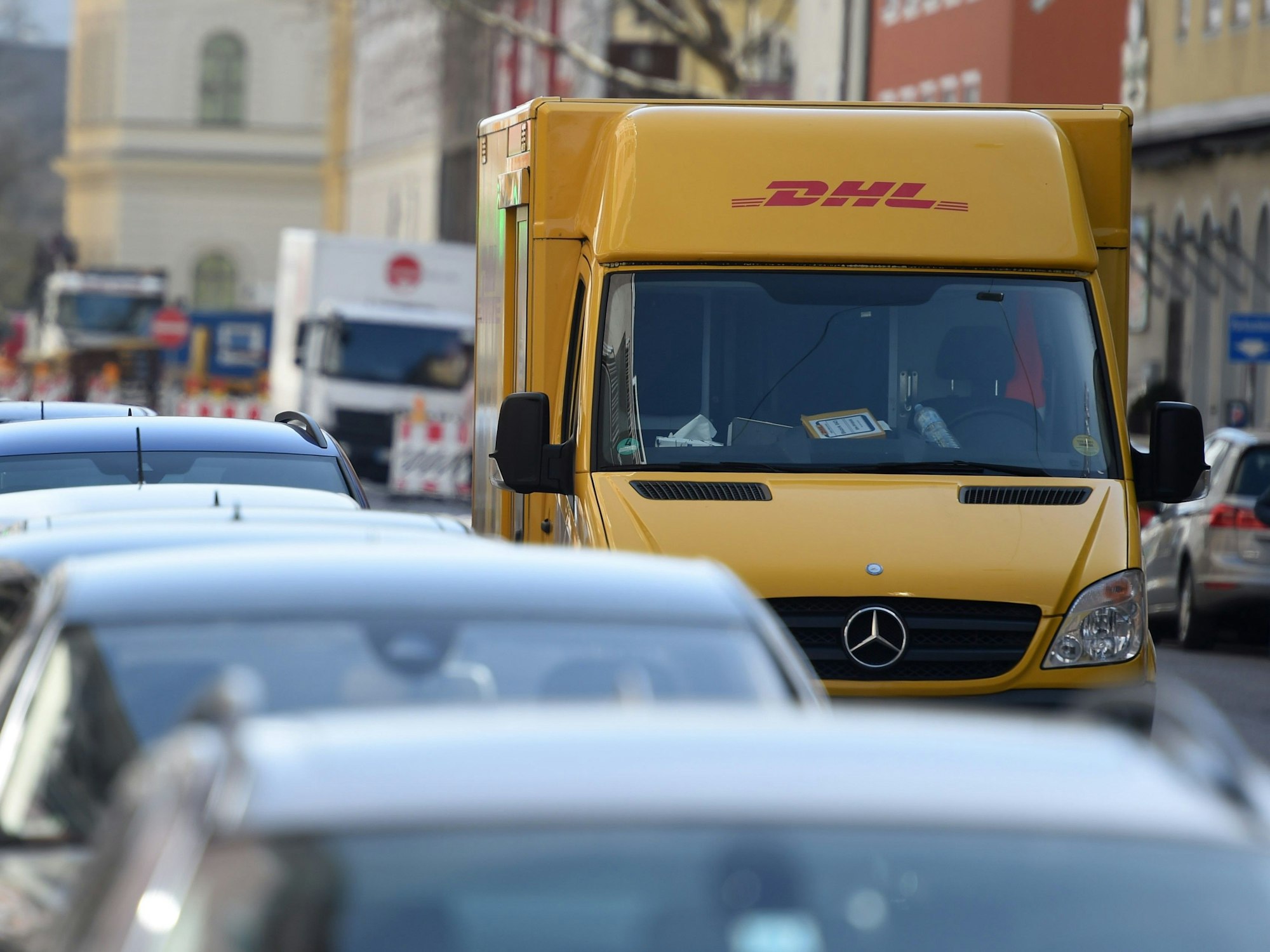 Nach einer Lieferung von DHL (hier ein Foto von einem Lieferfahrzeug) meldet sich eine Kundin mit einer Beschwerde bei dem Unternehmen.