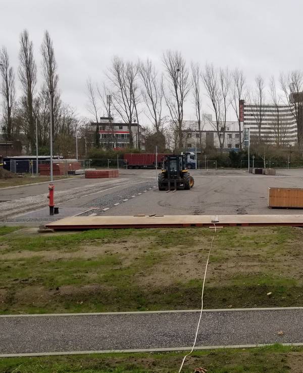 Arbeiter bauen das Karnevalsfestzelt von EXPRESS und „Kölner Stadt-Anzeiger“ auf.