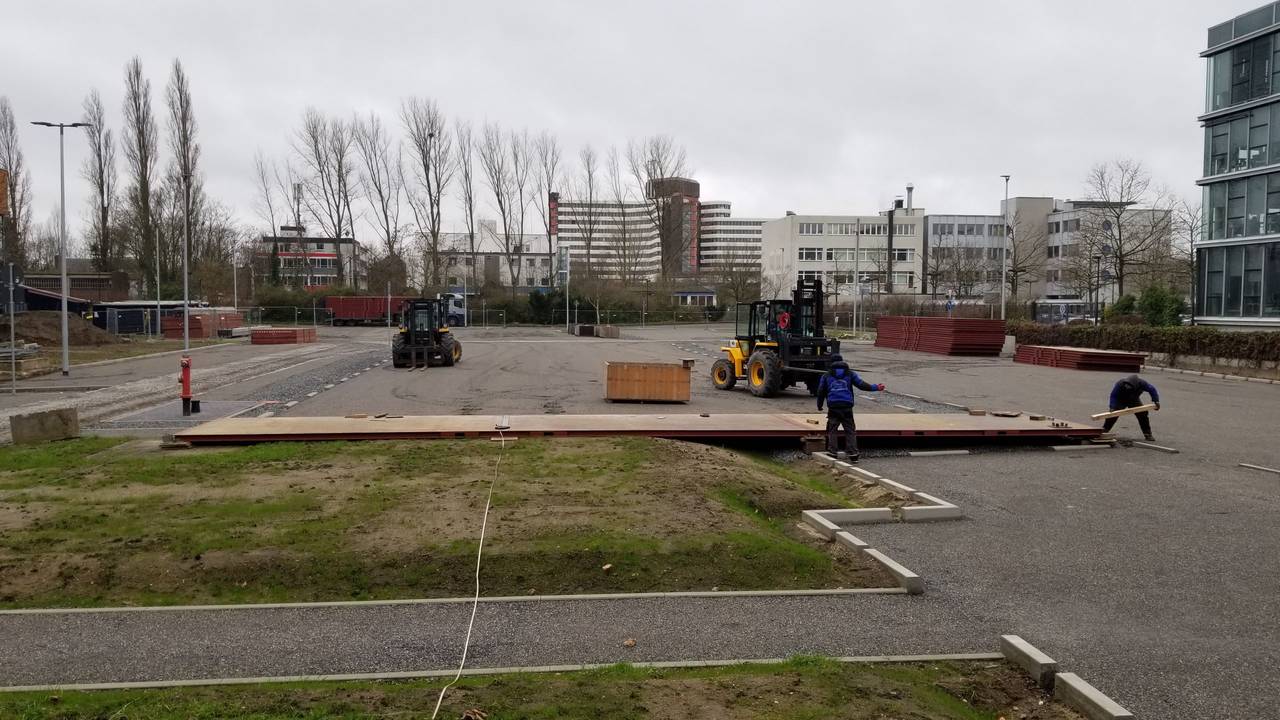 Arbeiter bauen das Karnevalsfestzelt von EXPRESS und „Kölner Stadt-Anzeiger“ auf.