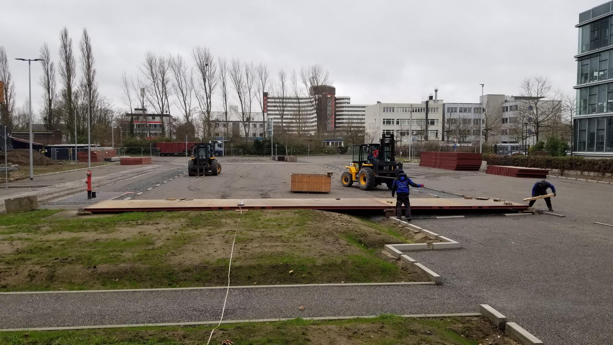 Arbeiter bauen das Karnevalsfestzelt von EXPRESS und „Kölner Stadt-Anzeiger“ auf.