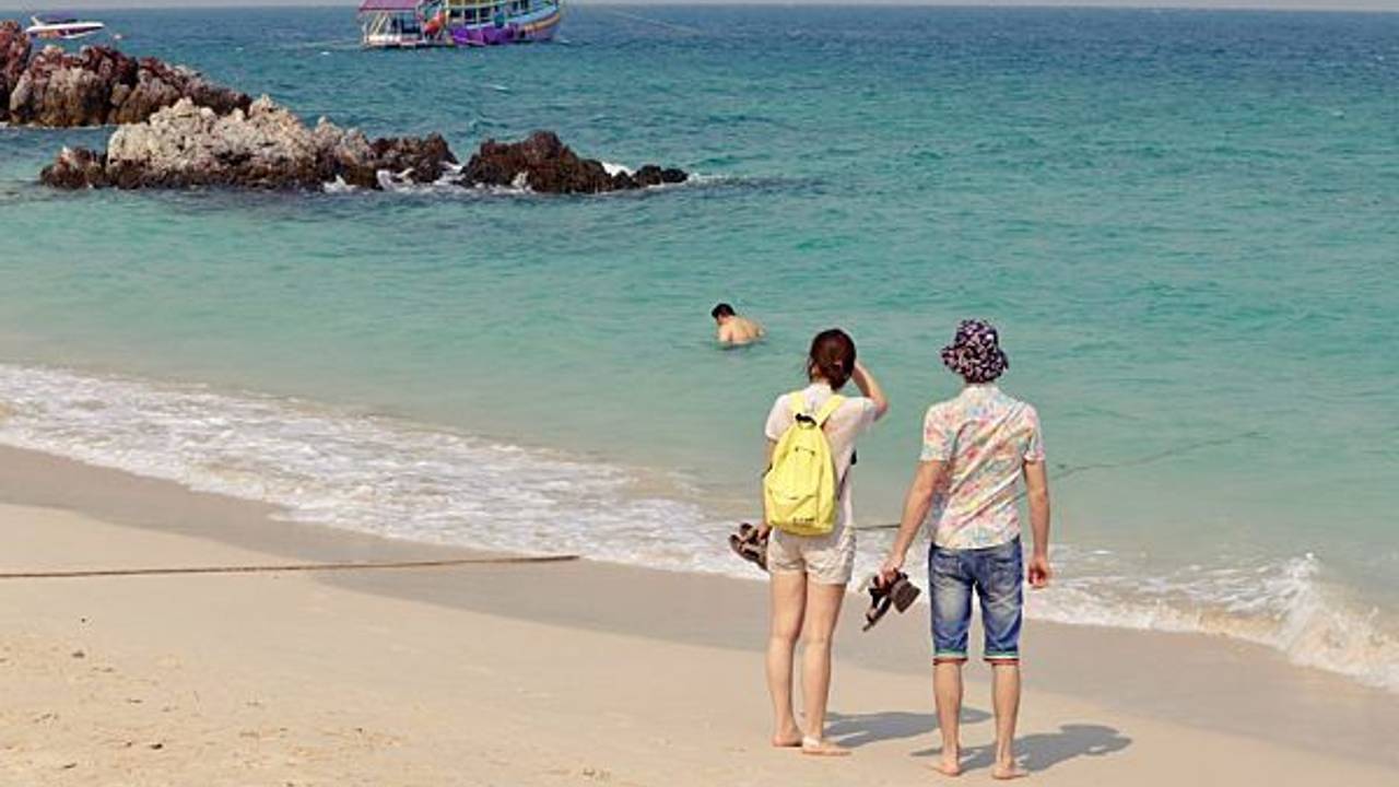Urlauber an den Stränden von Koh Lan Island in Pattaya, Thailand.