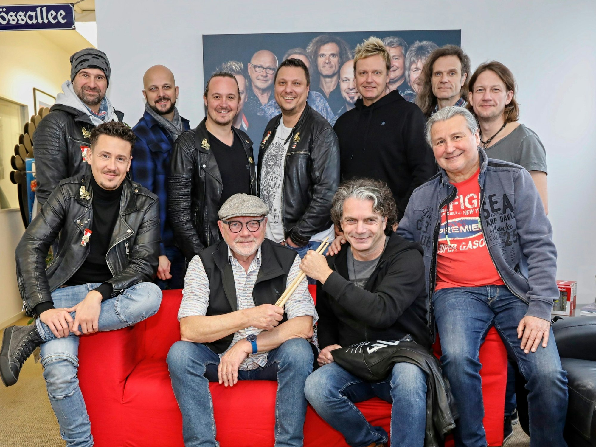 Gus Gusovius übergibt die Drumm-Sticks an Alex Vesper