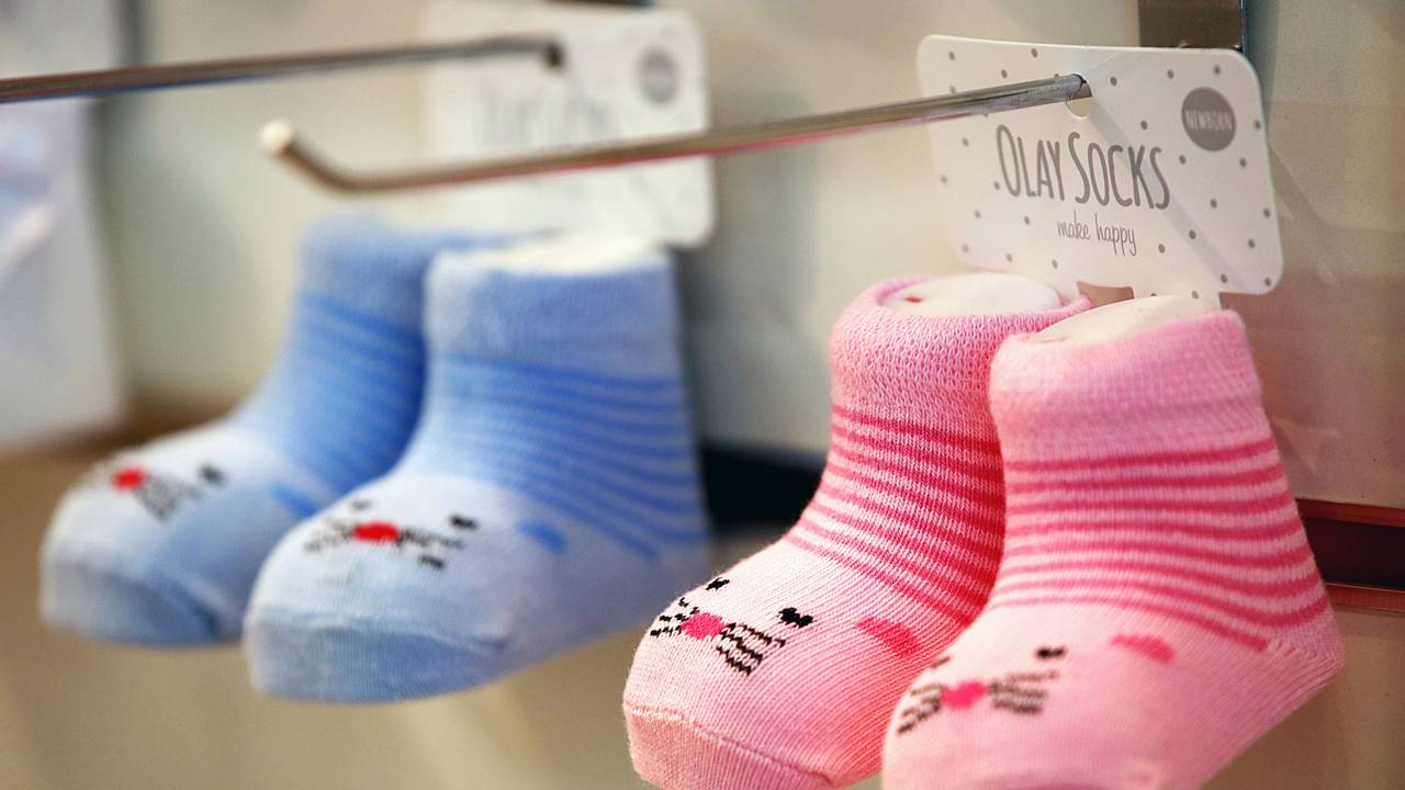 Das Symbolfoto vom 9. Januar 2023 zeigt zwei Paar Babysocken, ein Paar ist rosa, das andere blau.