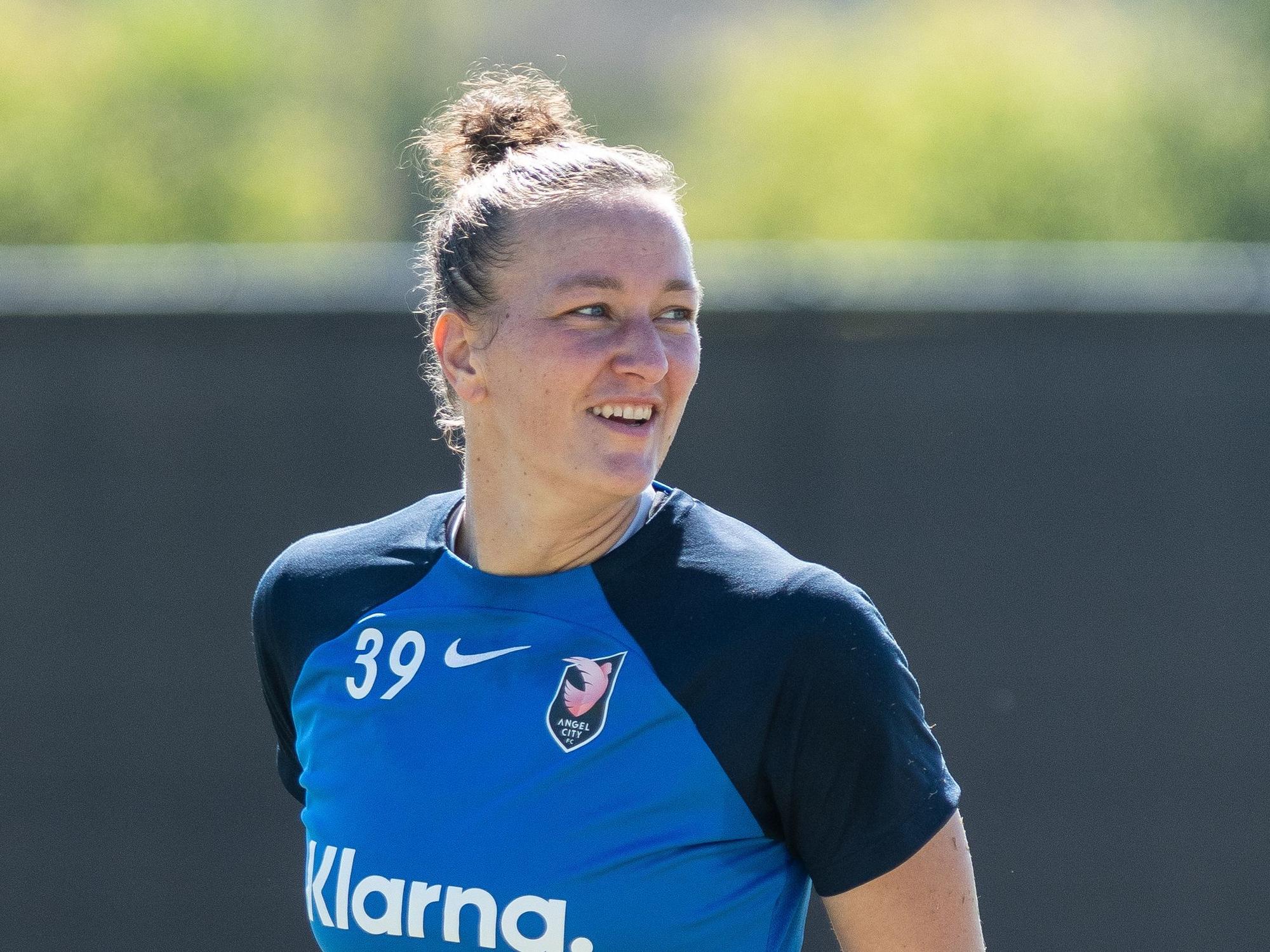 Die deutsche Fußball-Nationalspielerin Almuth Schult trainiert bei ihrem Club Angel City FC.