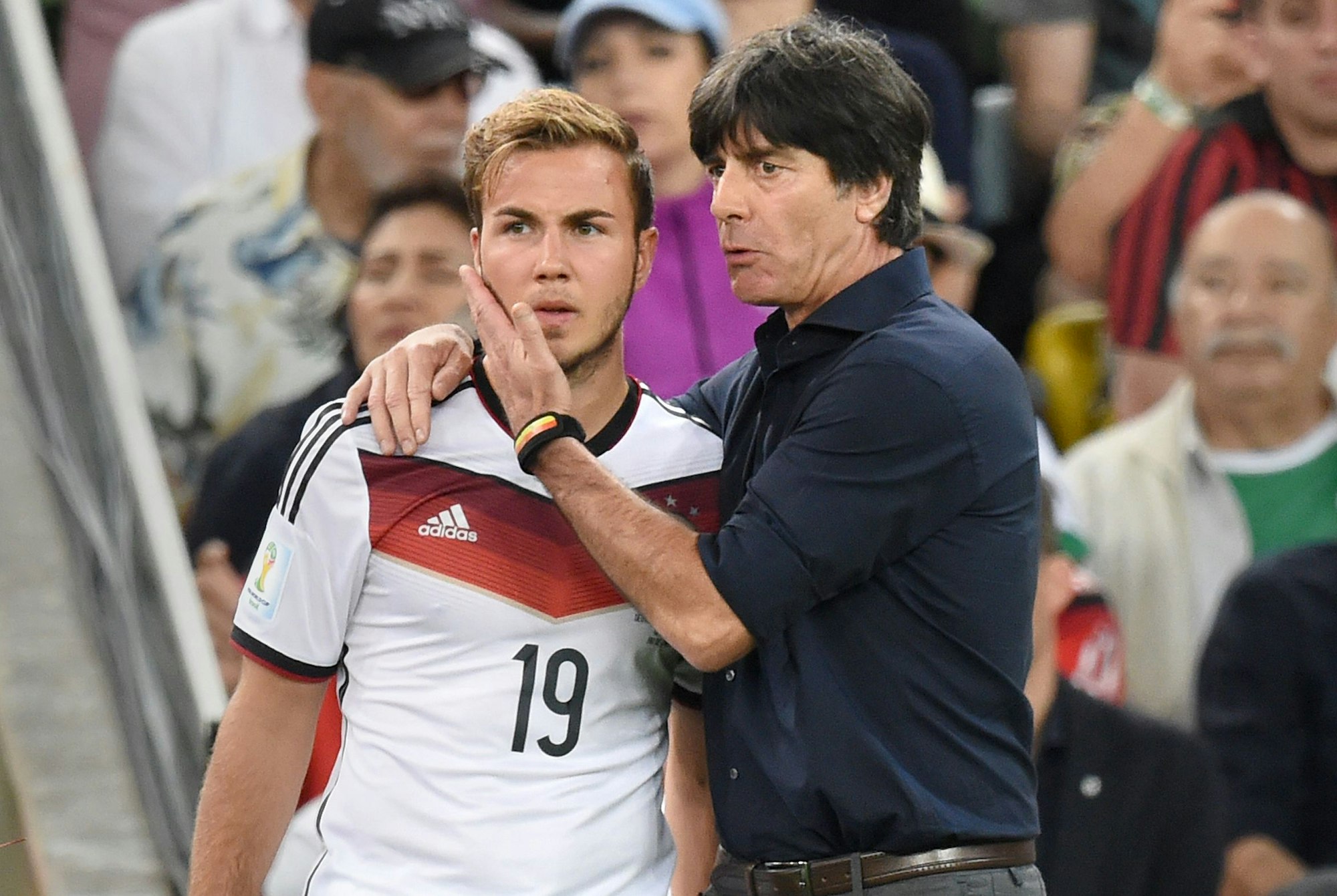 Mario Götze steht mit Bundestrainer Joachim Löw beim WM-Finale an der Seitenlinie.