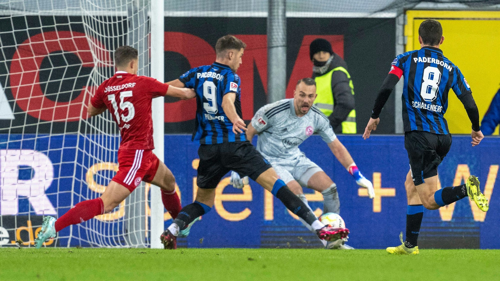 Paderborns Marvin Pieringer (2.v.l.) erzielt das Tor zum 1:0 gegen Fortuna Düsseldorf.