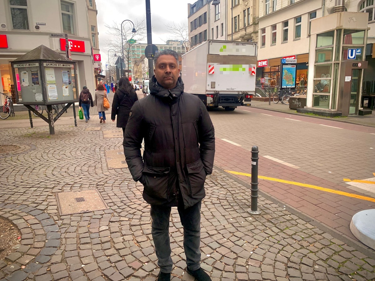 Gastronom Joel Vilangappara steht auf der Venloer Straße.