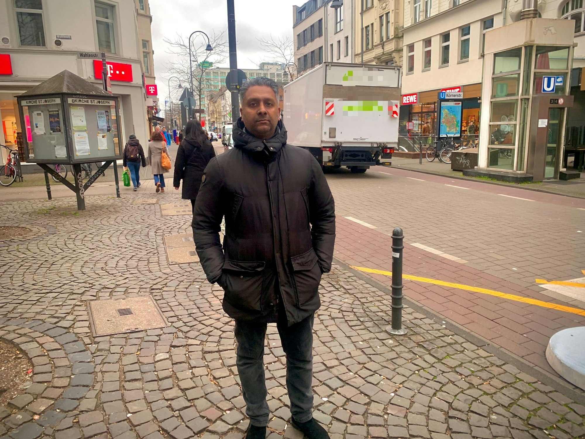 Gastronom Joel Vilangappara steht auf der Venloer Straße.