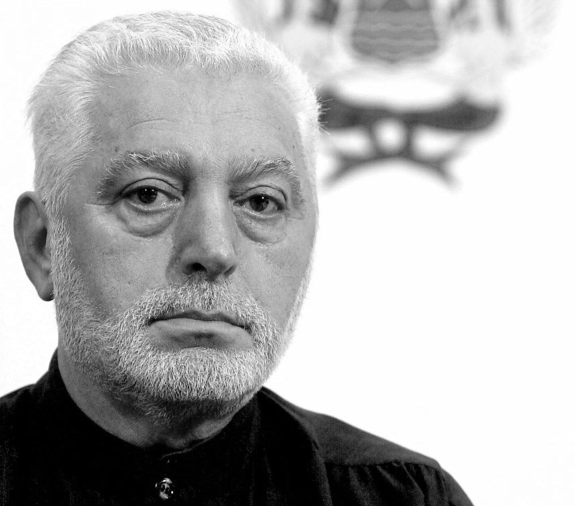 Der in Spanien geborene Modeschöpfer Paco Rabanne gibt eine Pressekonferenz. Er starb im Alter von 88 Jahren, wie der Kosmetikkonzern Puig, unter dessen Dach Rabannes Label läuft, der Deutschen Presse-Agentur am Freitag, 03.02.2023 bestätigte.