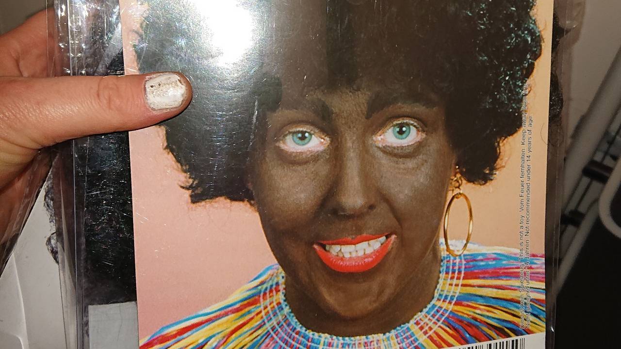 Eine schwarze Perücke als Karnevalskostüm mit der Verpackungsaufschrift African Boy.