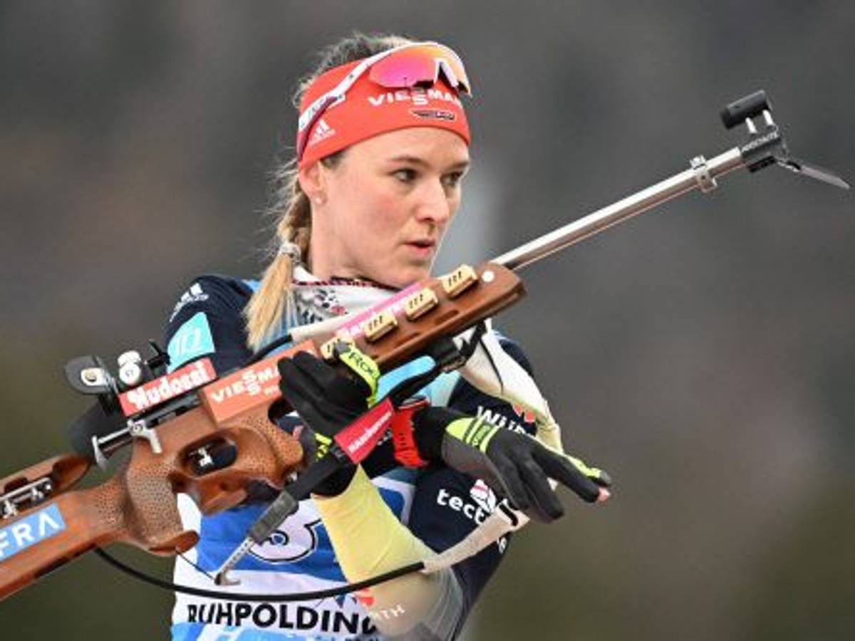 Biathletin Denise Herrmann-Wick steht mit einem Sportgewehr in der Hand am Schießstand in Ruhpolding.