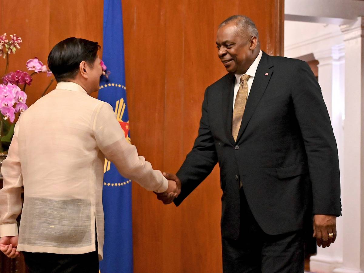 US-Verteidigungsminister Lloyd Austin (r.) trifft am Donnerstag in der philippinischen Hauptstadt Manila Präsident Ferdinand Marcos Jr.: China reagierte erbost auf diesen Handschlag.