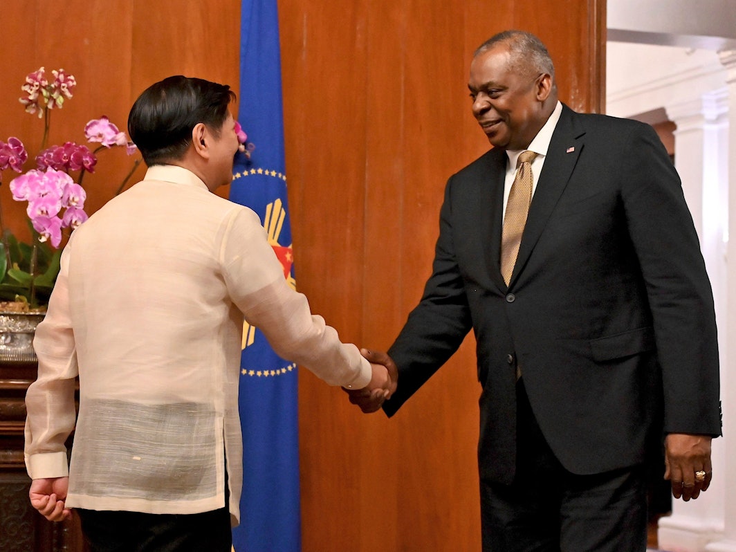 US-Verteidigungsminister Lloyd Austin (r.) trifft am Donnerstag in der philippinischen Hauptstadt Manila Präsident Ferdinand Marcos Jr.: China reagierte erbost auf diesen Handschlag.