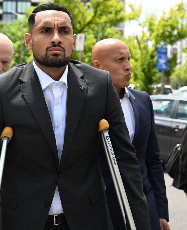 Tennisstar Nick Kyrgios kommt am ACT Magistrates Court in Canberra an. Er geht auf Krücken.