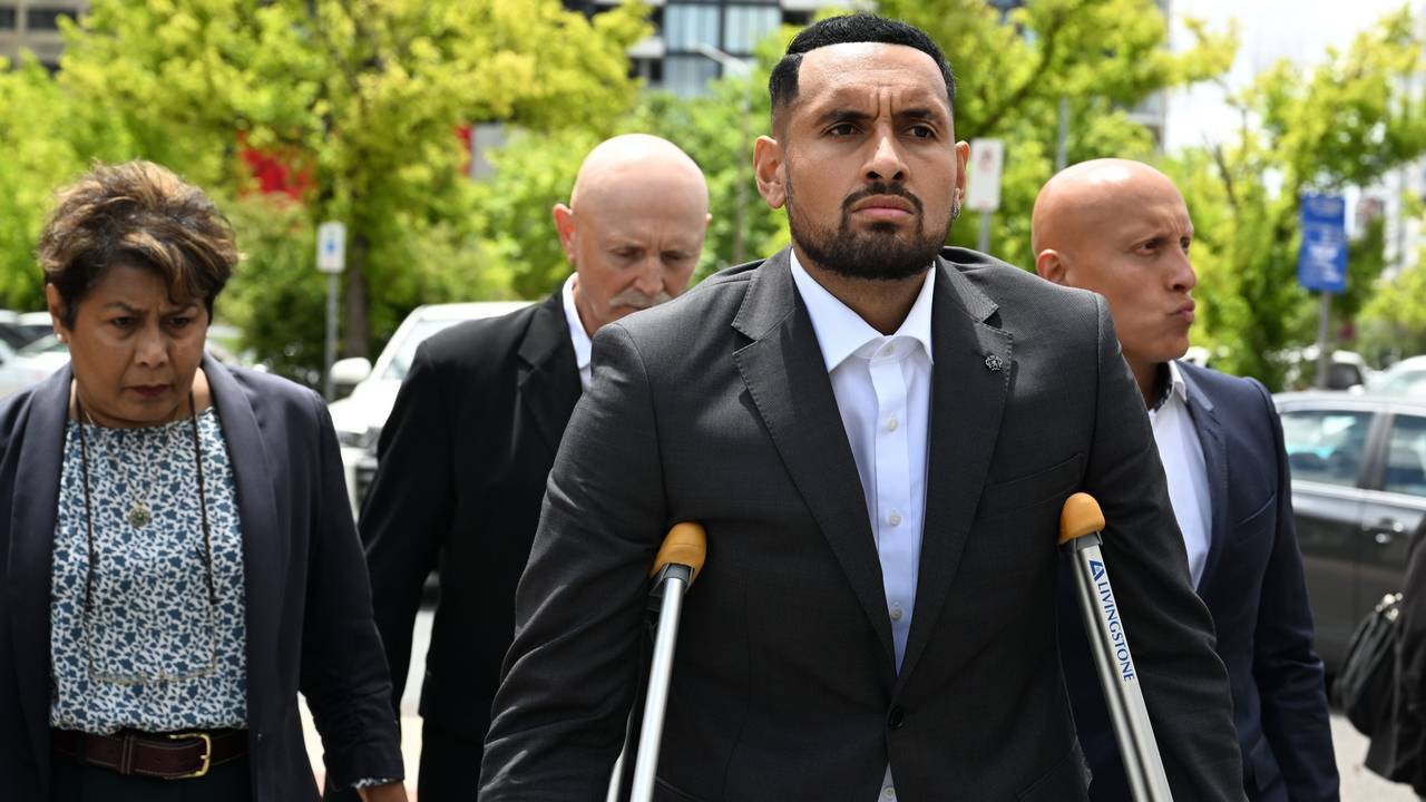 Tennisstar Nick Kyrgios kommt am ACT Magistrates Court in Canberra an. Er geht auf Krücken.