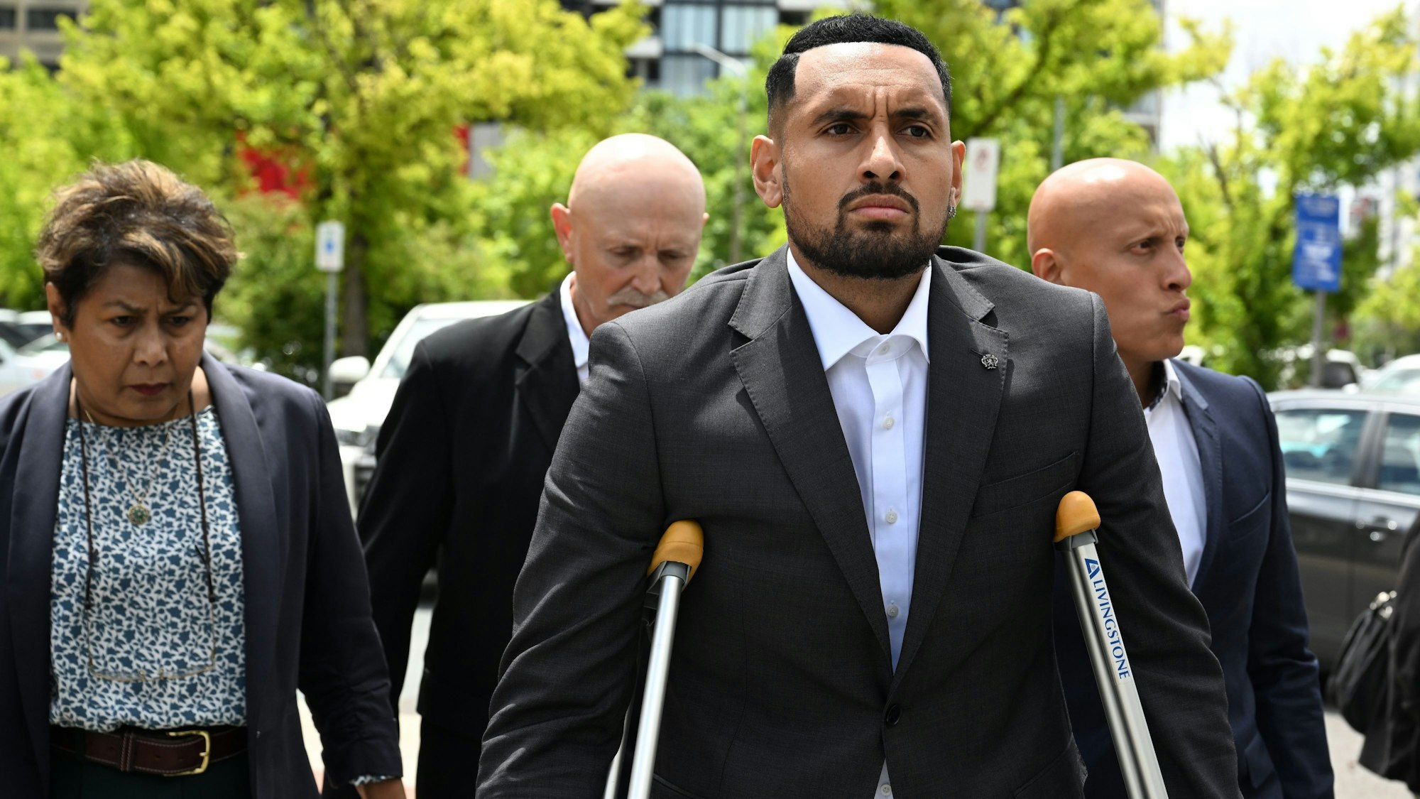 Tennisstar Nick Kyrgios kommt am ACT Magistrates Court in Canberra an. Er geht auf Krücken.