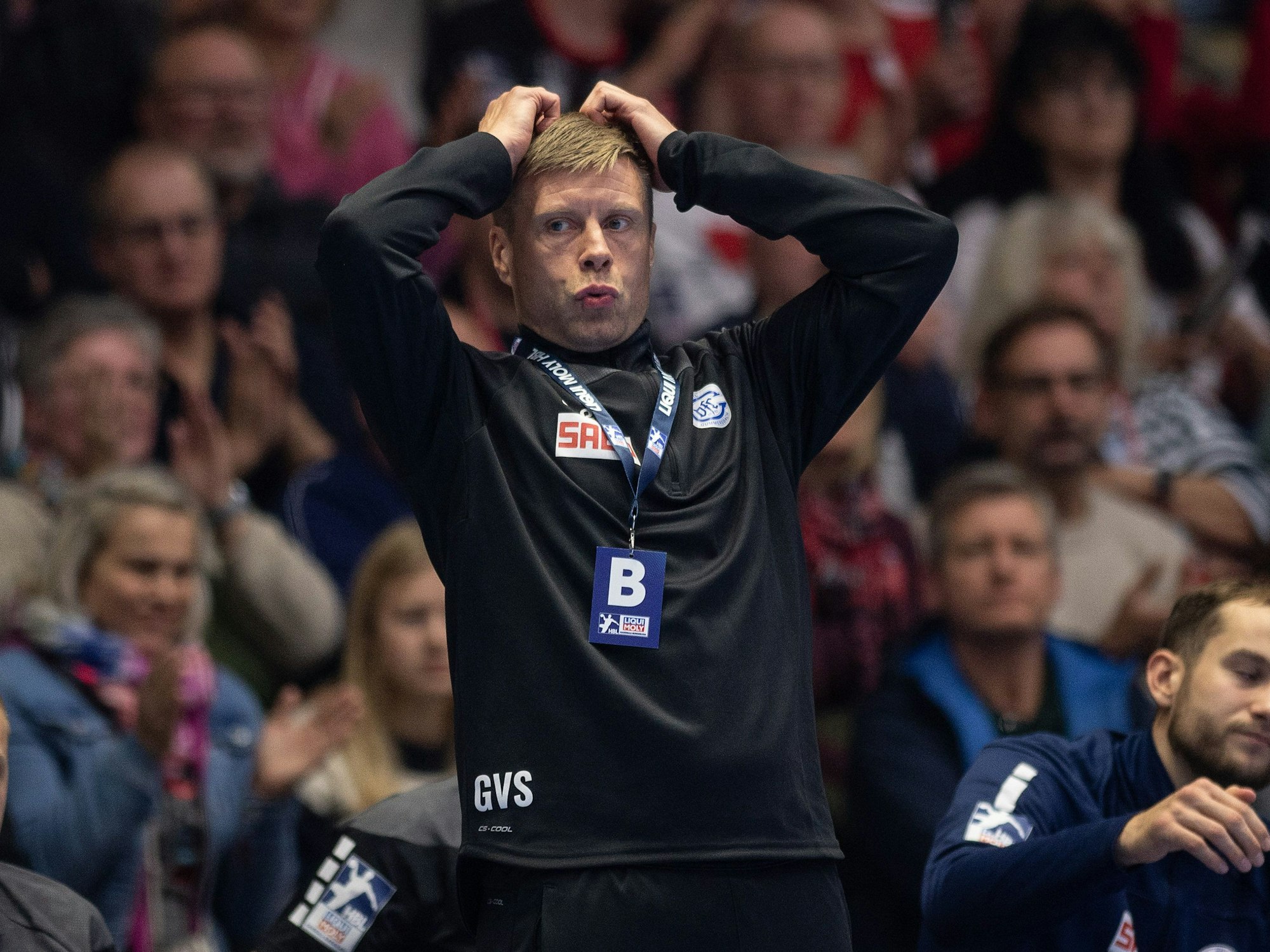 Gummersbachs Trainer Gudjon Valur Sigurdsson schlägt die Hände über dem Kopf zusammen und spitzt die Lippen.