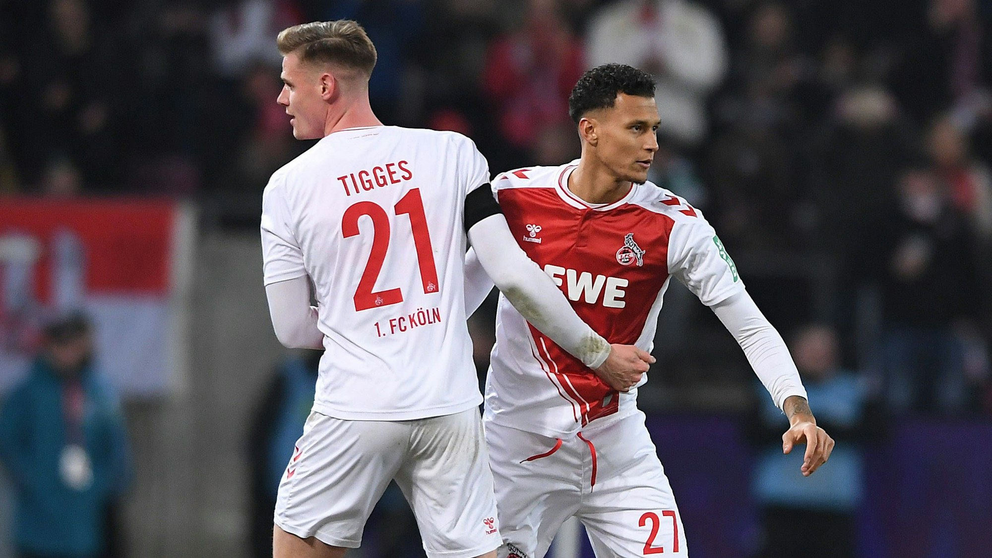 Davie Selke und Steffen Tigges klatschen sich bei der Einwechslung ab.