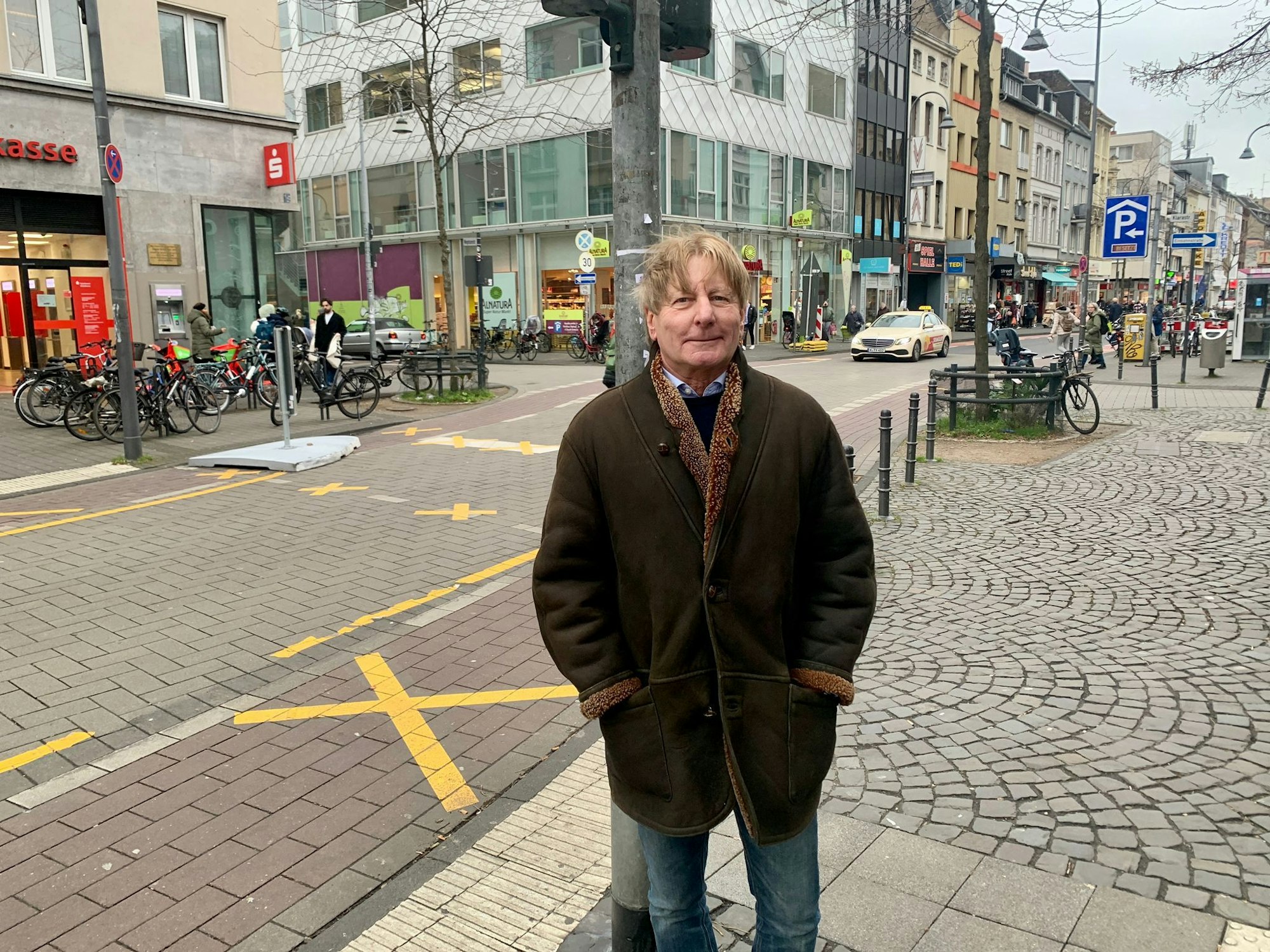 Jochem Falkenhorst steht auf der Venloer Straße.