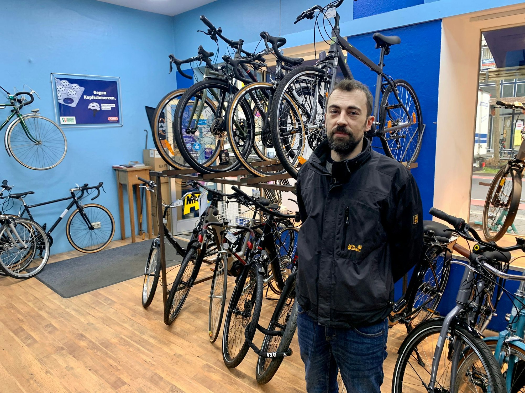 Dennis Schnabrich steht in seinem Farradladen.