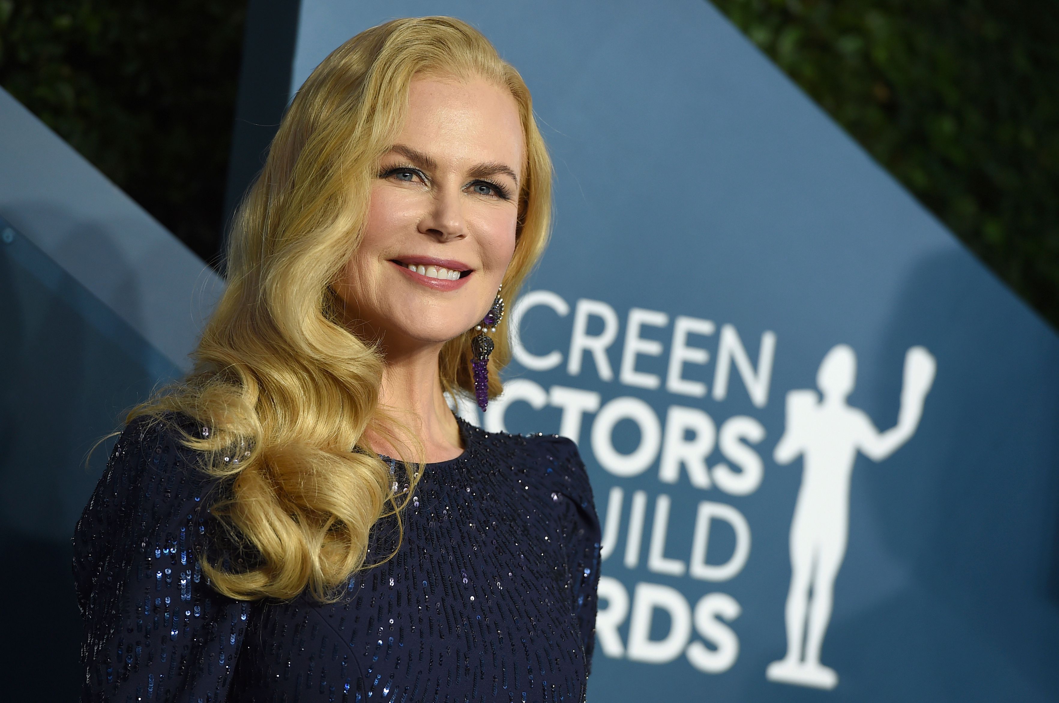 Nicole Kidman kommt zur Verleihung der Screen Actors Guild Awards in der Shrine Auditorium & Expo Hall. Sie trägt ein dunkelblaues Kleid und lächelt in die Kamera.