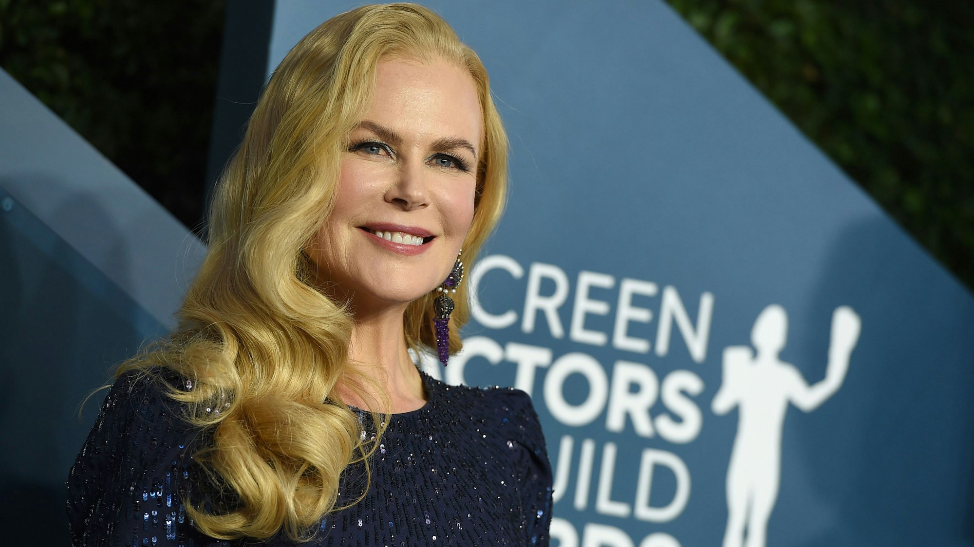 Nicole Kidman kommt zur Verleihung der Screen Actors Guild Awards in der Shrine Auditorium & Expo Hall. Sie trägt ein dunkelblaues Kleid und lächelt in die Kamera.
