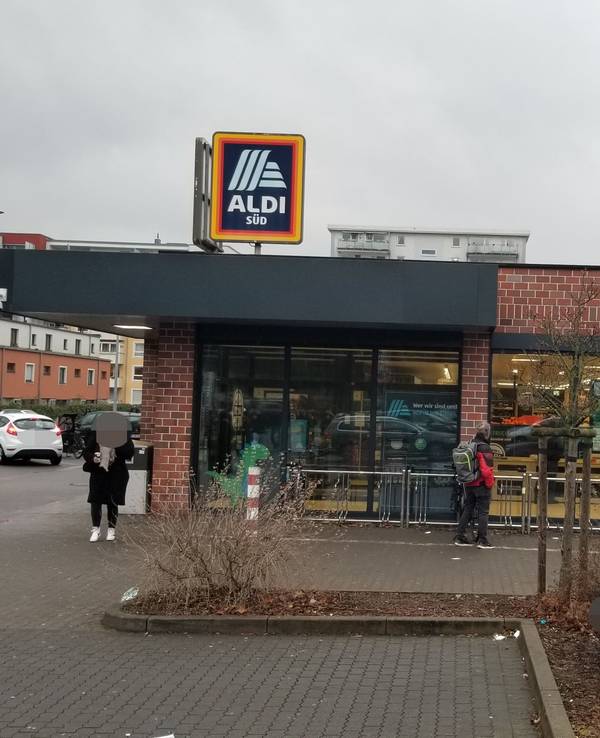 Außenansicht der Kölner Aldi-Filiale im Stadtteil Niehl. Hier wurden die Selbstscanner-Kassen wieder abgeschafft.