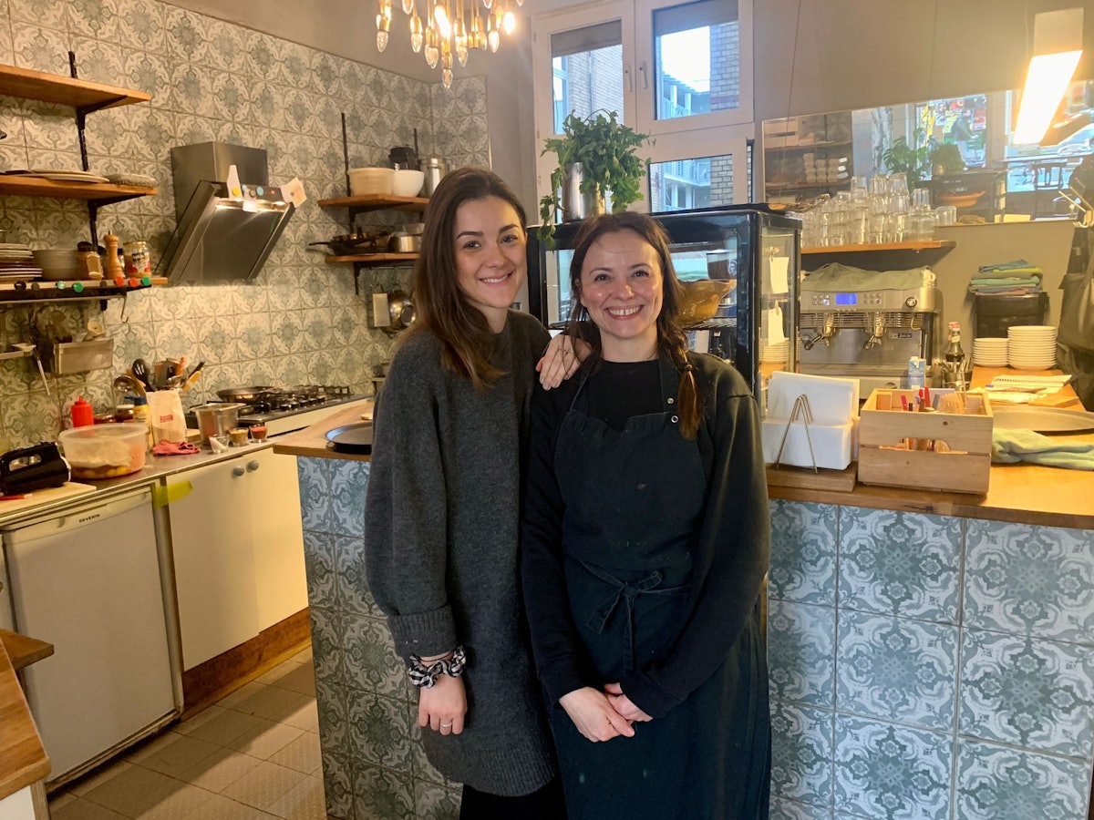 Seher Ergenekon und ihre Mitarbeiterin Larissa Kovacic stehen im Schwesterherz-Café auf der Venloer Straße.