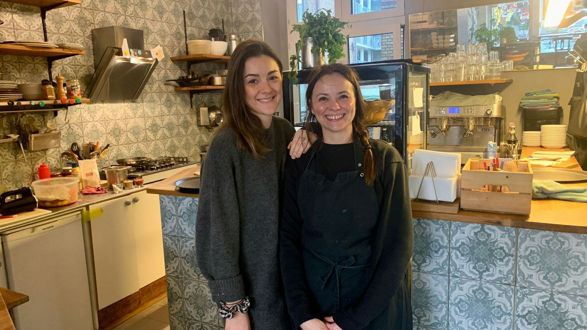 Seher Ergenekon und ihre Mitarbeiterin Larissa Kovacic stehen im Schwesterherz-Café auf der Venloer Straße.