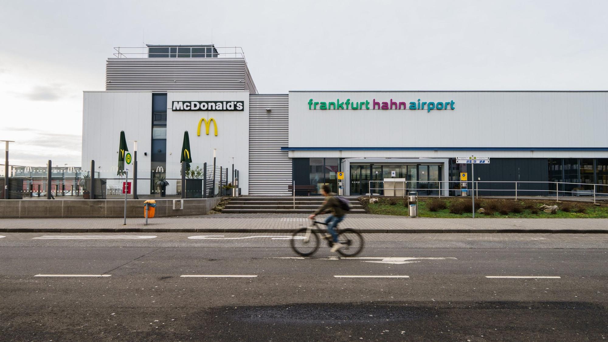 Der Nürburgring hat den insolventen Hunsrück-Flughafen Hahn gekauft.