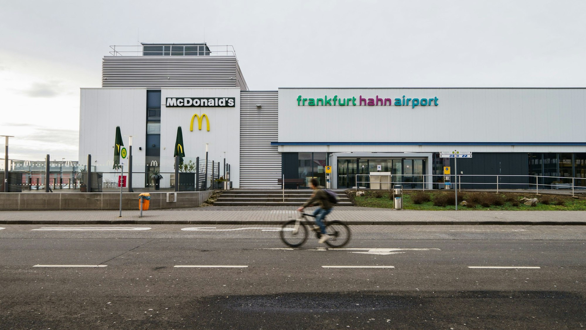 Der Nürburgring hat den insolventen Hunsrück-Flughafen Hahn gekauft.
