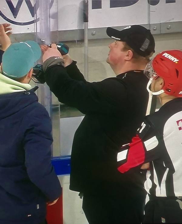 Reparatur-Arbeiten an der Spielfeldbegrenzung beim DEL-Gastspiel der Kölner Haie in Wolfsburg.