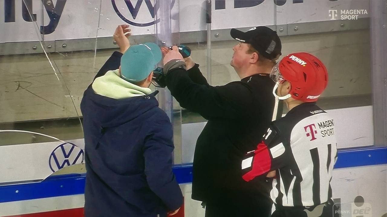 Reparatur-Arbeiten an der Spielfeldbegrenzung beim DEL-Gastspiel der Kölner Haie in Wolfsburg.